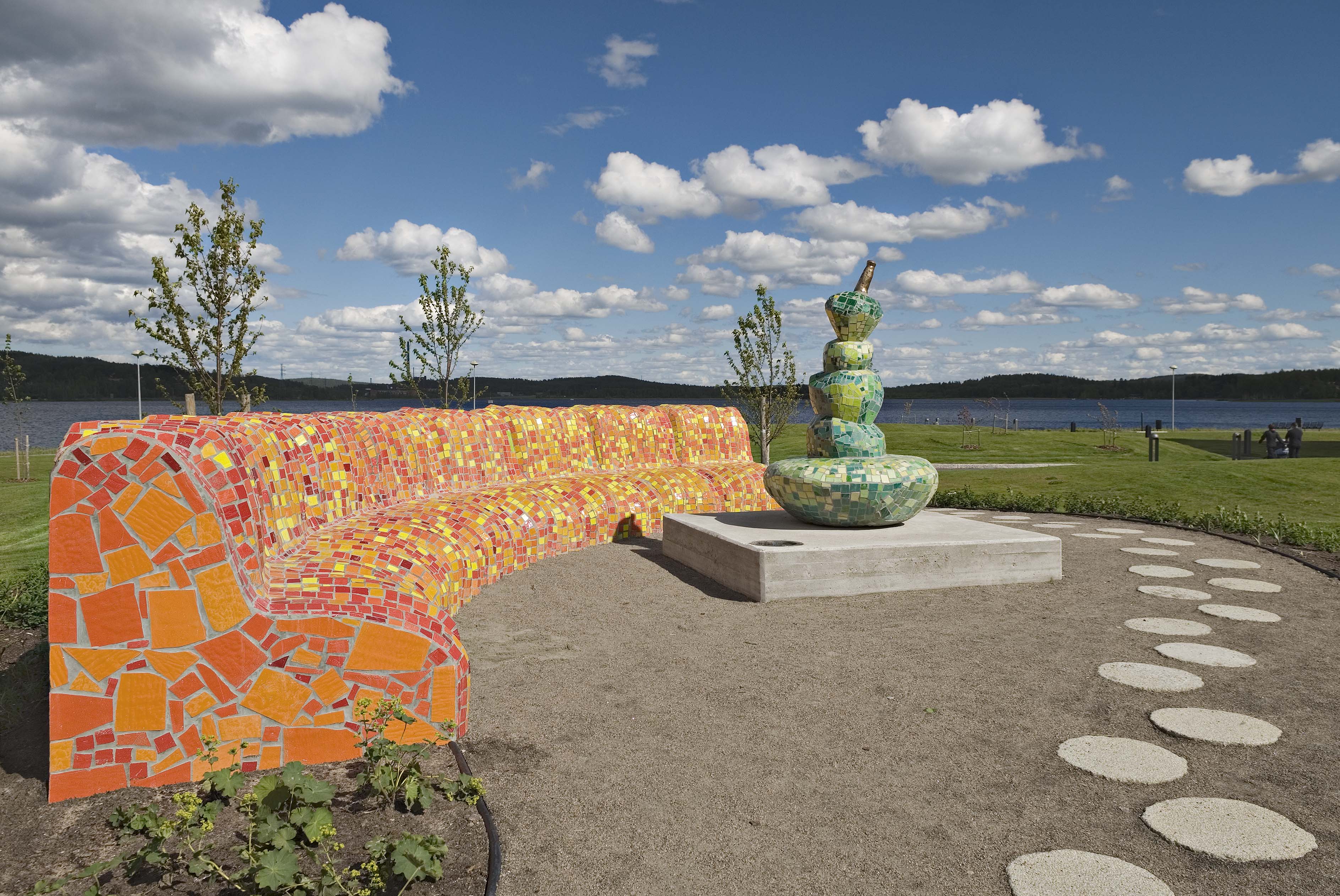 Mosaiikkikurssin esimerkkikuva – valmis mosaiikkilatta tai kurssitilanne